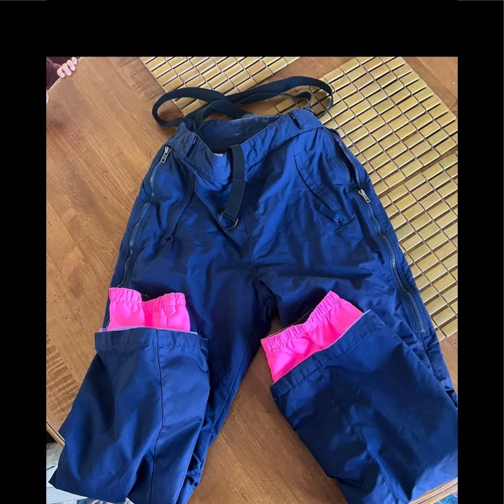 Patagonia ladies ski snowboard pants 12
Hot pink gaiters
Navy blue
